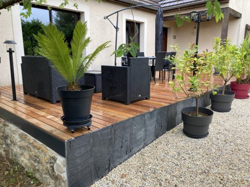 Réalisation d'une terrasse en bois exotique de qualité